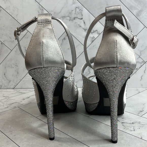 NWT Dyeables Womens Sonya Silver Satin Platform Crossover Strap Sandals 9B - Picture 5 of 11